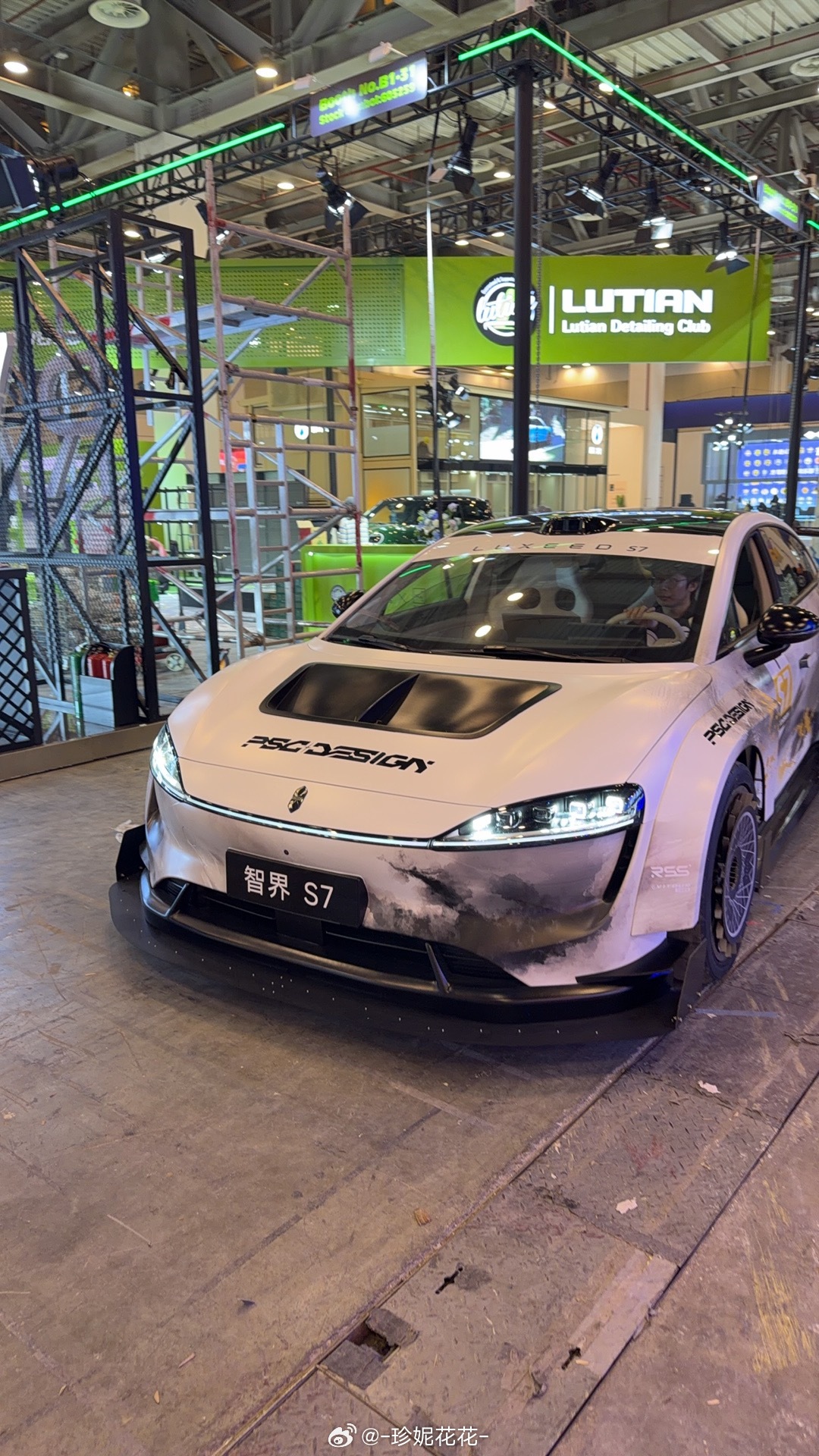 在苏州GT Show看到一台很帅的智界S7 