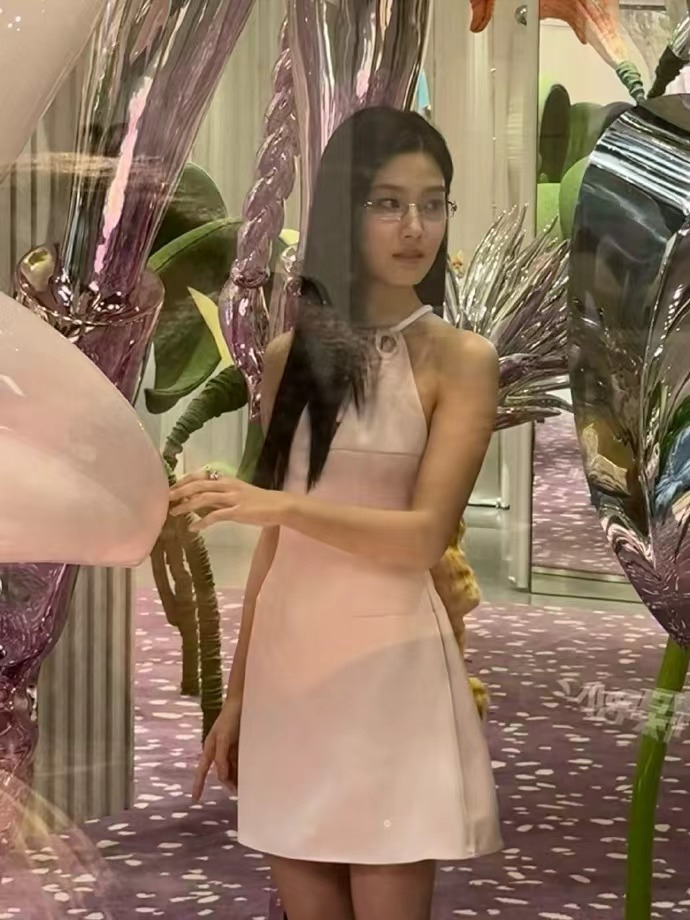 卢昱晓这个腰卢昱晓好薄卢昱晓这个腰，卢昱晓好薄，谁懂这个卢昱晓今日份活动状态粉色