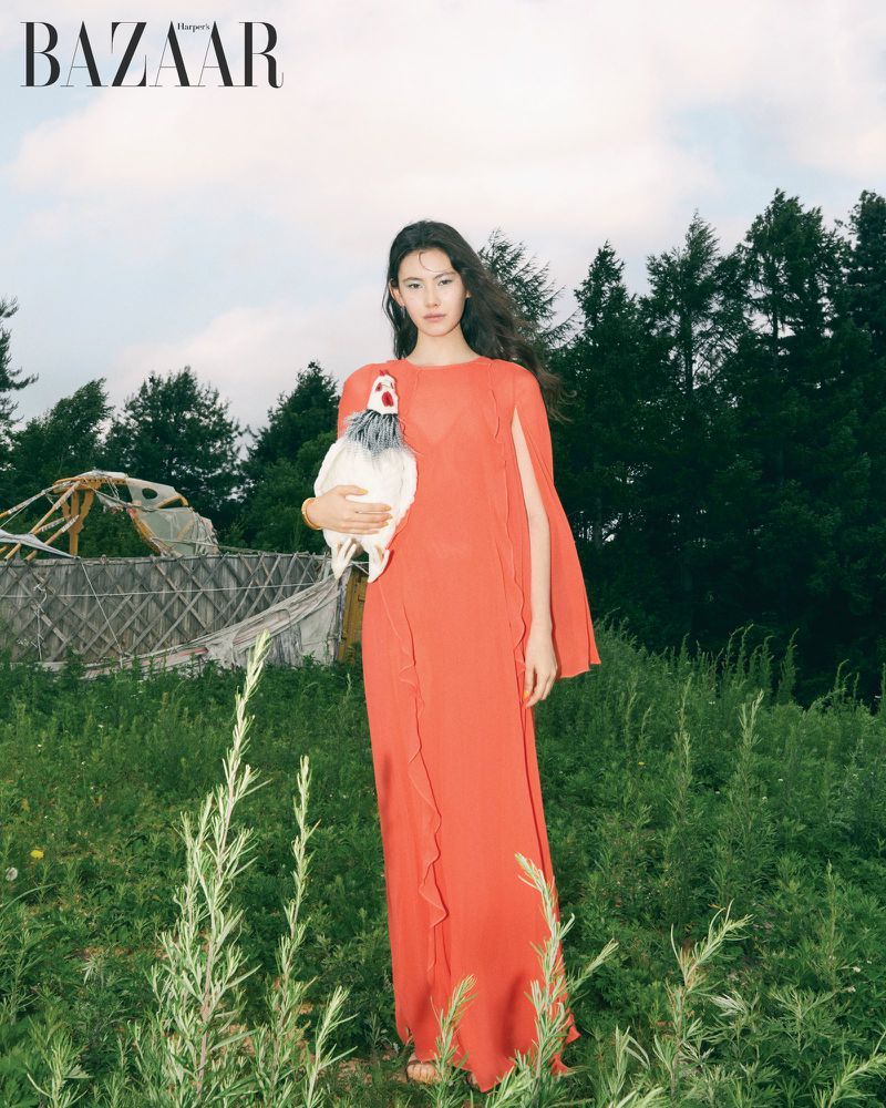 模特Yi Pang出镜演绎韩国《Harper's Bazaar》2025年8月刊
