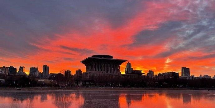 天空烧成烈焰玫瑰色】1月7日清晨，北京天空出现大片瑰丽朝霞，粉紫、粉红、玫红、橙