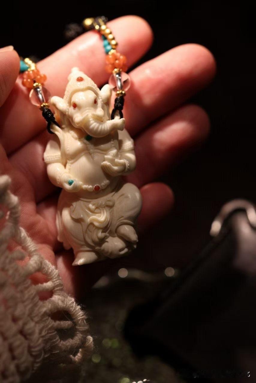 有些小件，一上手就知道不简单。

这枚象神，尺寸不大，气却很足。
猛犸的温润底子
