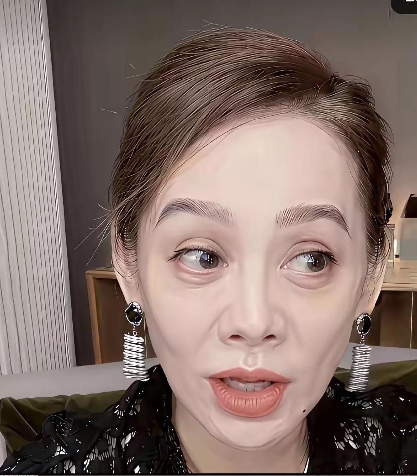 宁静忘了开美容滤镜？
     多少女人在美容滤镜中自我陶醉，认为自己是高不可攀