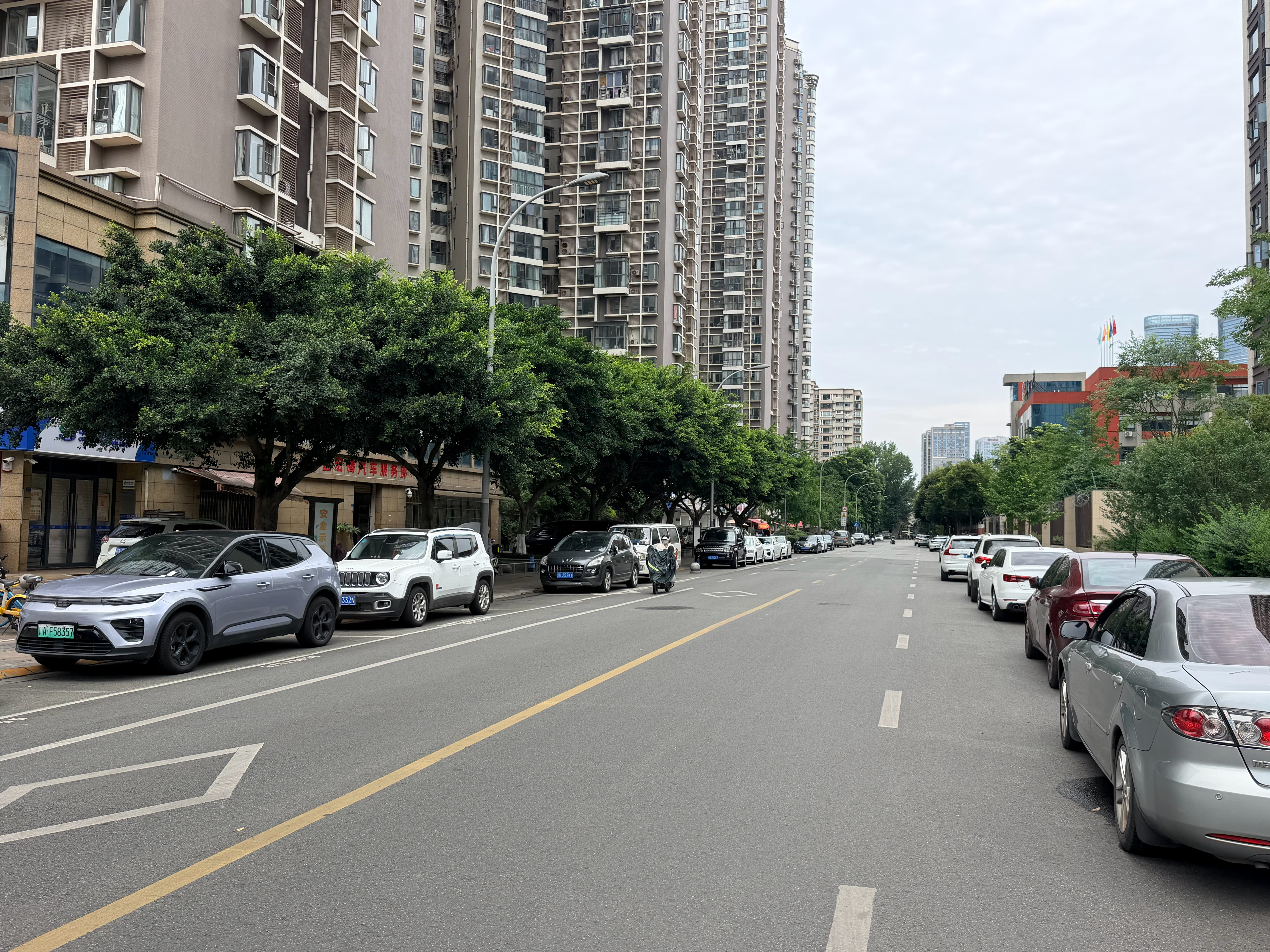 这张图里面有天际ME5、马自达6、菲亚特飞翔、Jeep自由侠、标致3008，绝了