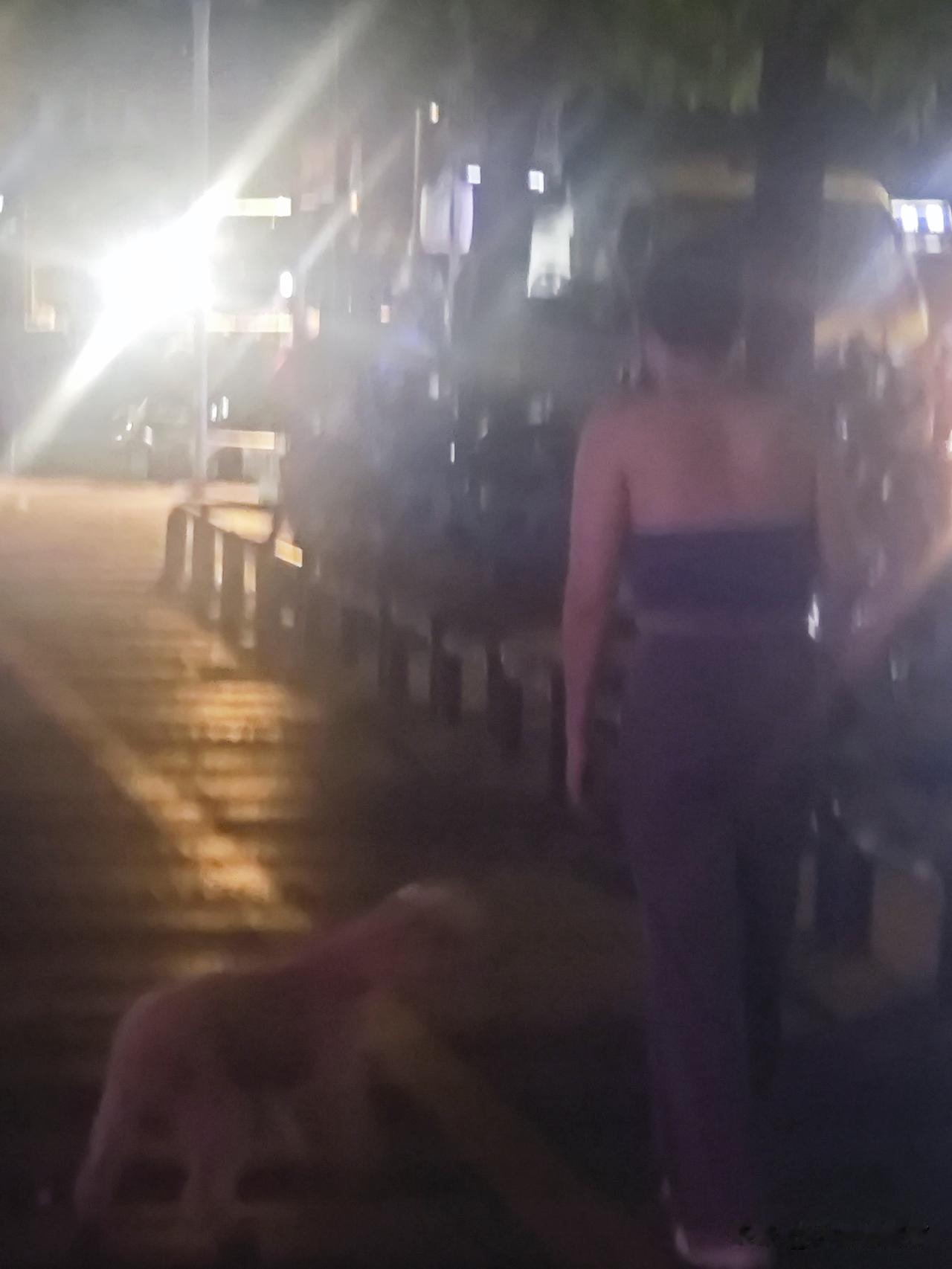 服了
男的这样穿肯定有女人骂！
但女人穿成这样逛街？
怎么说呢？
服了。女生的穿