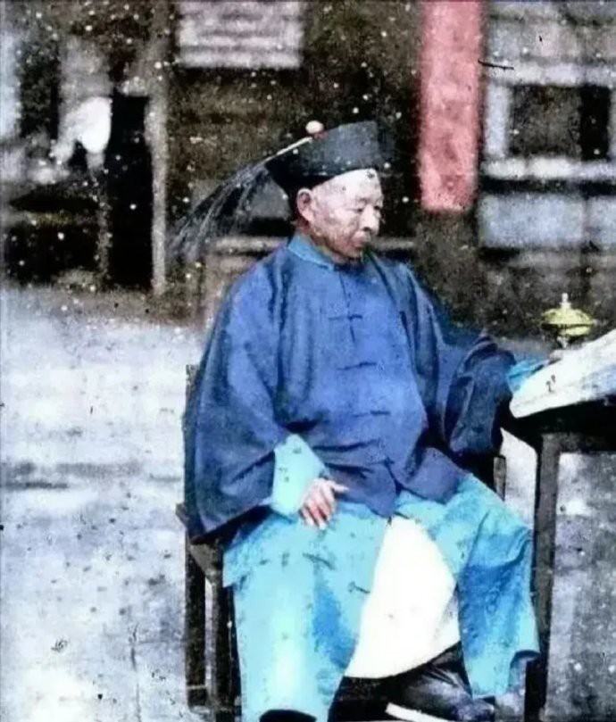 这是真实的左宗棠照片，他64岁抬棺西征，收复新疆，保全了160万平方公里的国土，