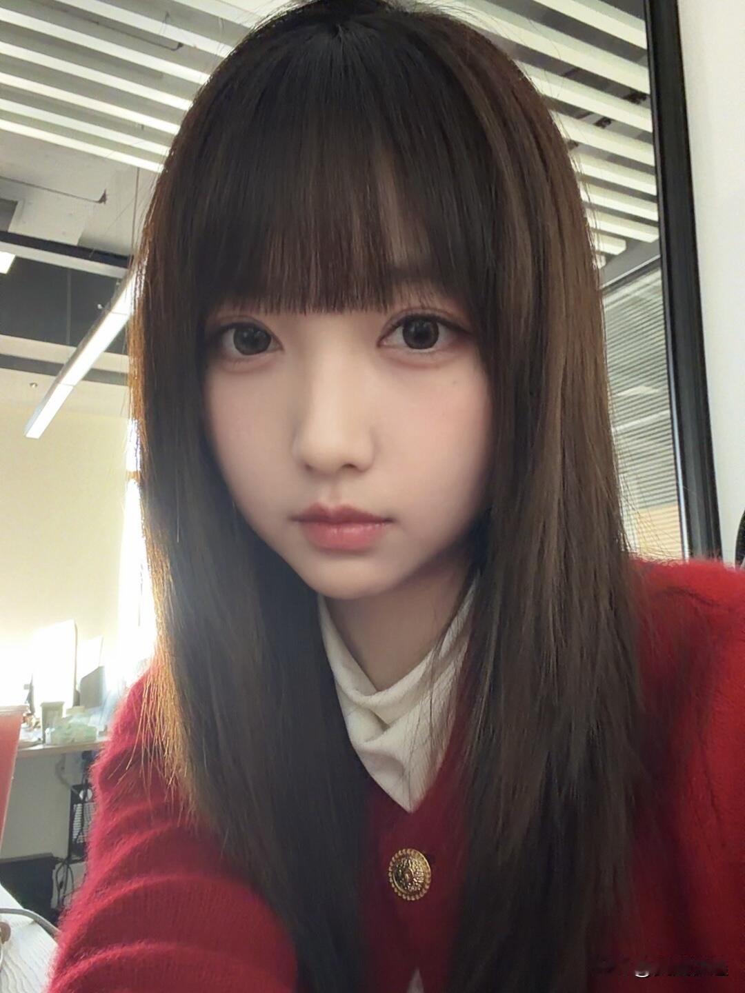 清纯甜美女孩！红衣美人照，镜中影自怜。