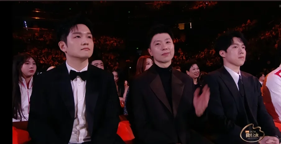 面对镜头的正装三人组