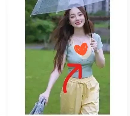 怪不得李小璐最近几天，连连上热搜，
原来是在为她自己创立的服装品牌做铺垫呢！她的