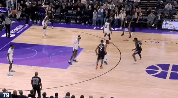 逐帧拆解：基扬特-乔治爆砍43分创生涯新高，单核率队逆转取胜图1乔治持球过半场后