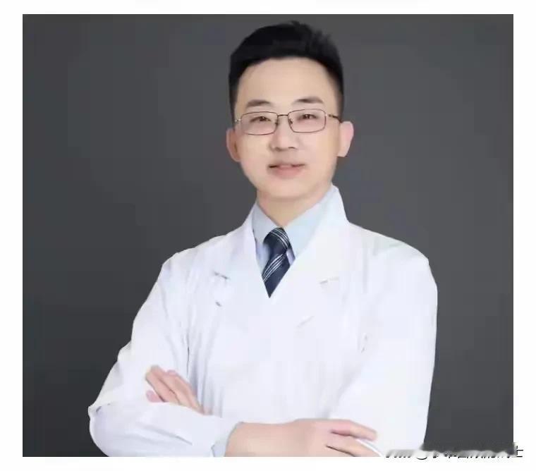 医生肖某被中日友好医院开除了，但是他仍然心里不服。他为自己辩解称，自己私生活有问