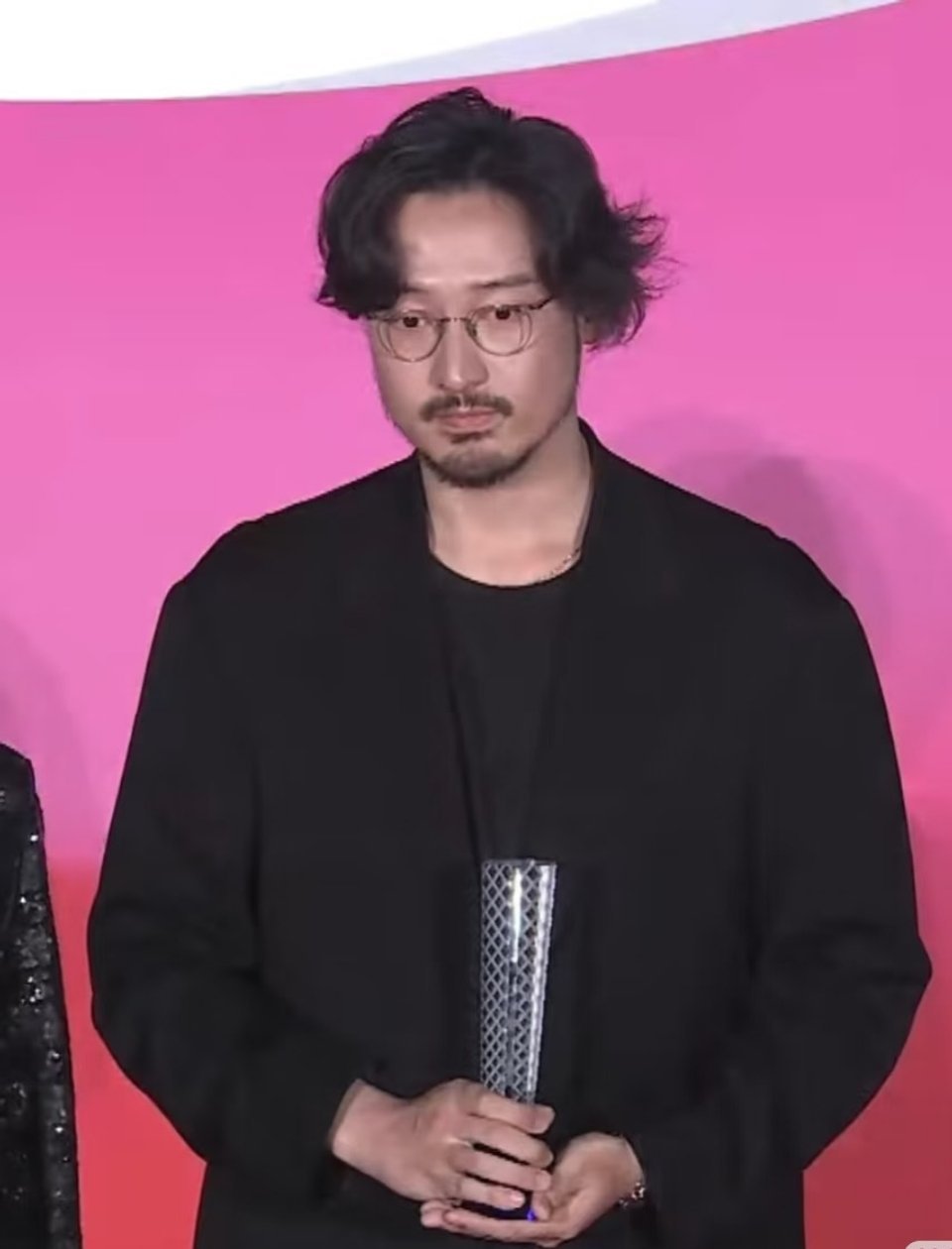 闹剧再欢，改变不了获奖事实王传君应该也被最近的舆论影响了吧，拿了影帝脸上这一脸愁