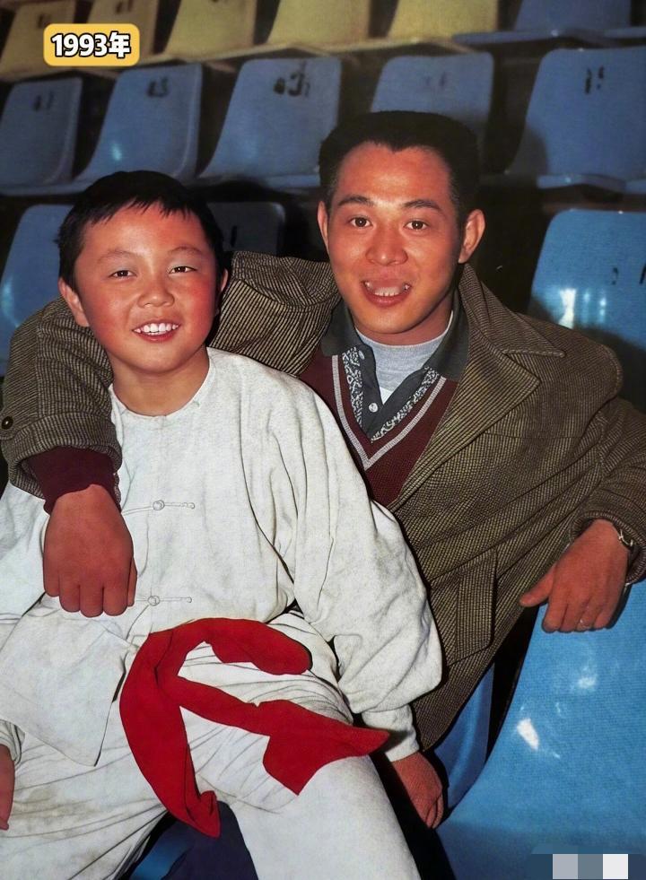 当年给李连杰演儿子的谢苗都开始显老了～
他一个轮椅上的人又站起来了～真神奇李连杰