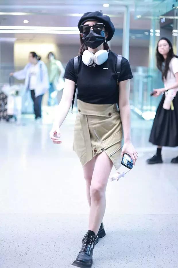 陈妍希戴着口罩墨镜遮挡严实，穿短裙秀出好身材。 ​​​