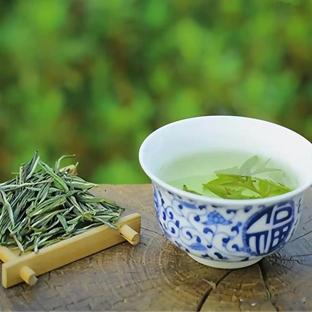 木兰花 · 咏茶

喜爱绿茶滋味美，陪我读诗尤觉贵。晨起饮，晚重来，振奋魂魄犹少
