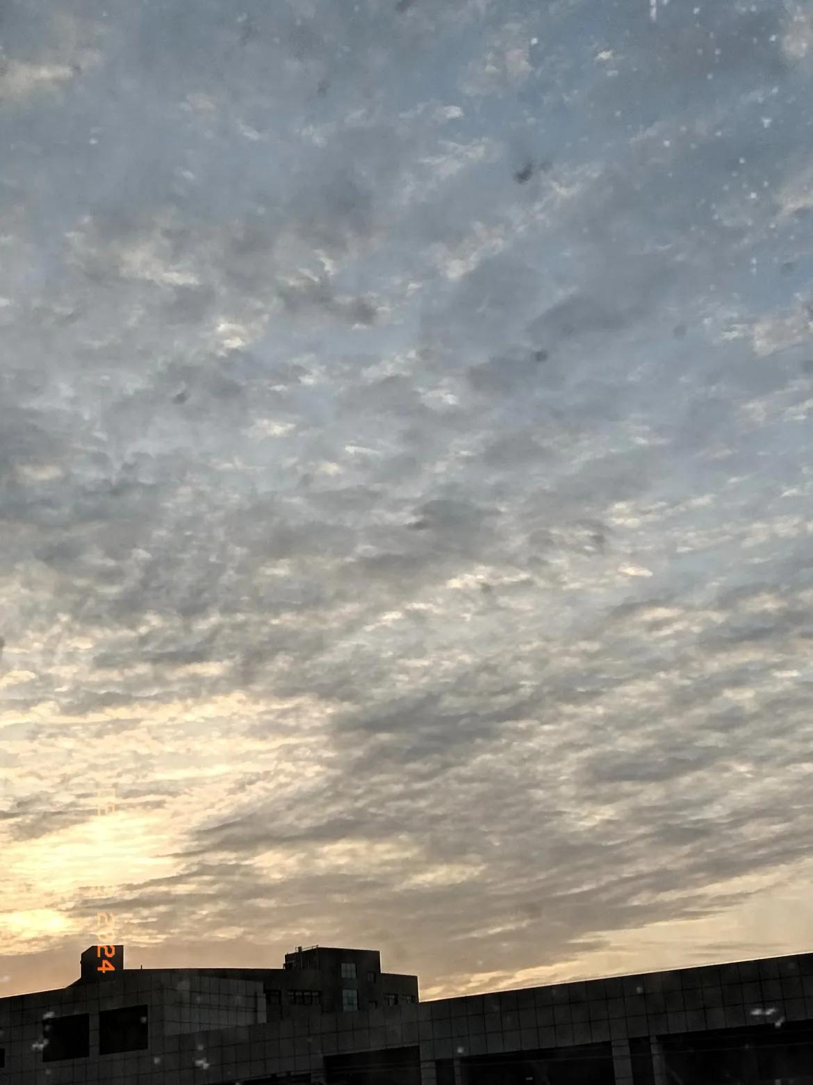 清晨的天空是这样的，黑云也当不住阳光，生活就会给你意想不到的惊喜，阳光透过云层出