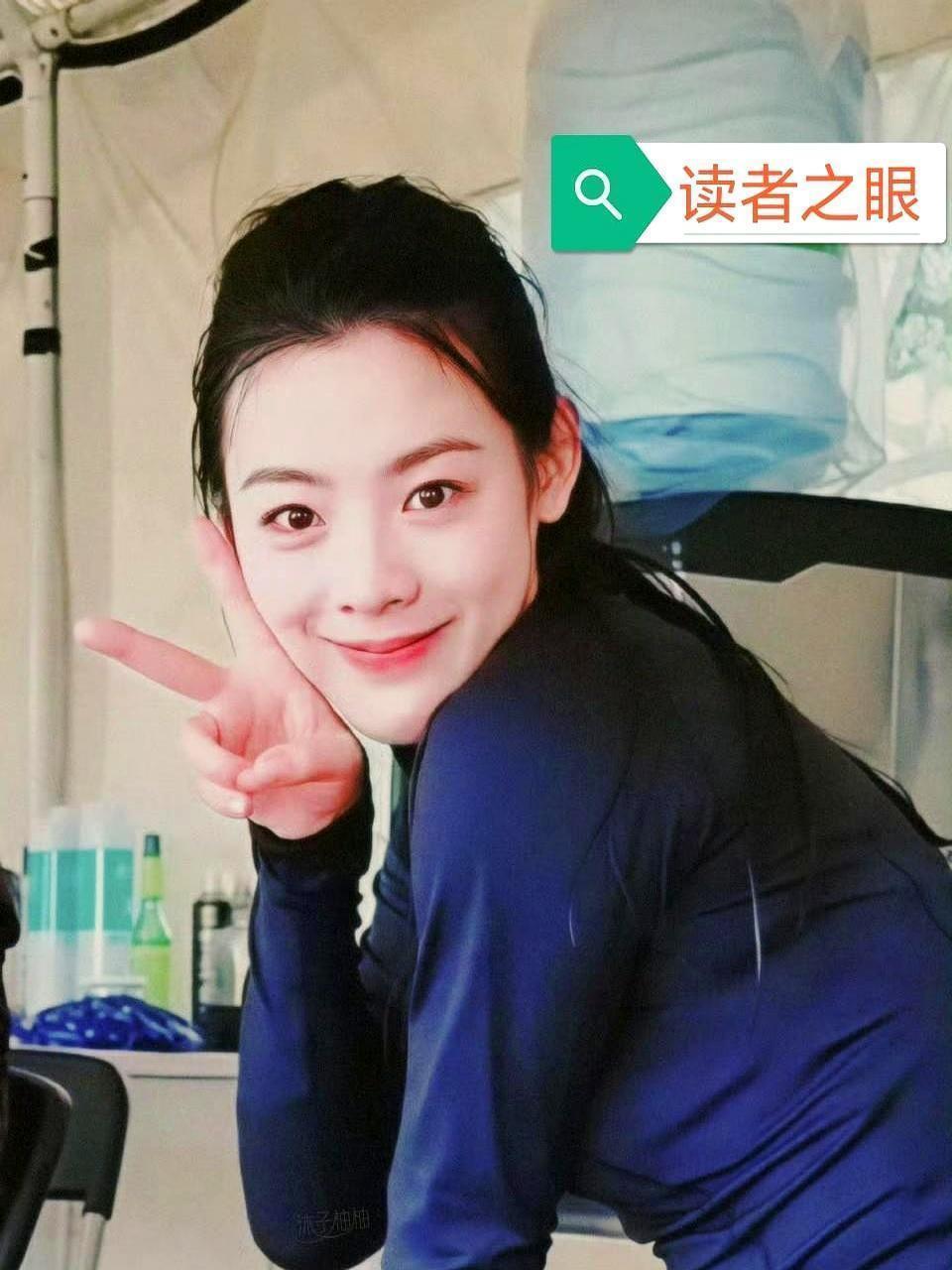 导演袁和平盯着监视器，突然喊了停。
他说，一个要赴死的女人，临行前还在接吻，太软