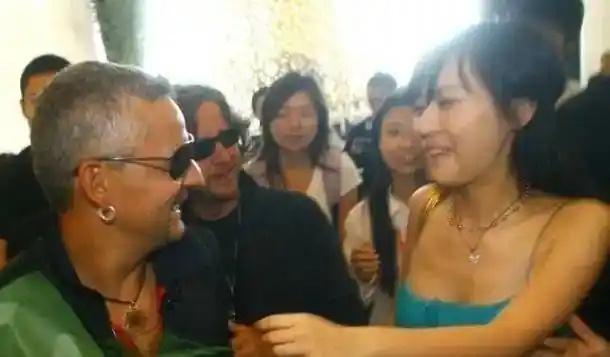 这个小迷妹是谁？这组图片记录的是2007年罗伯特·巴乔访华期间，其向其献吻。