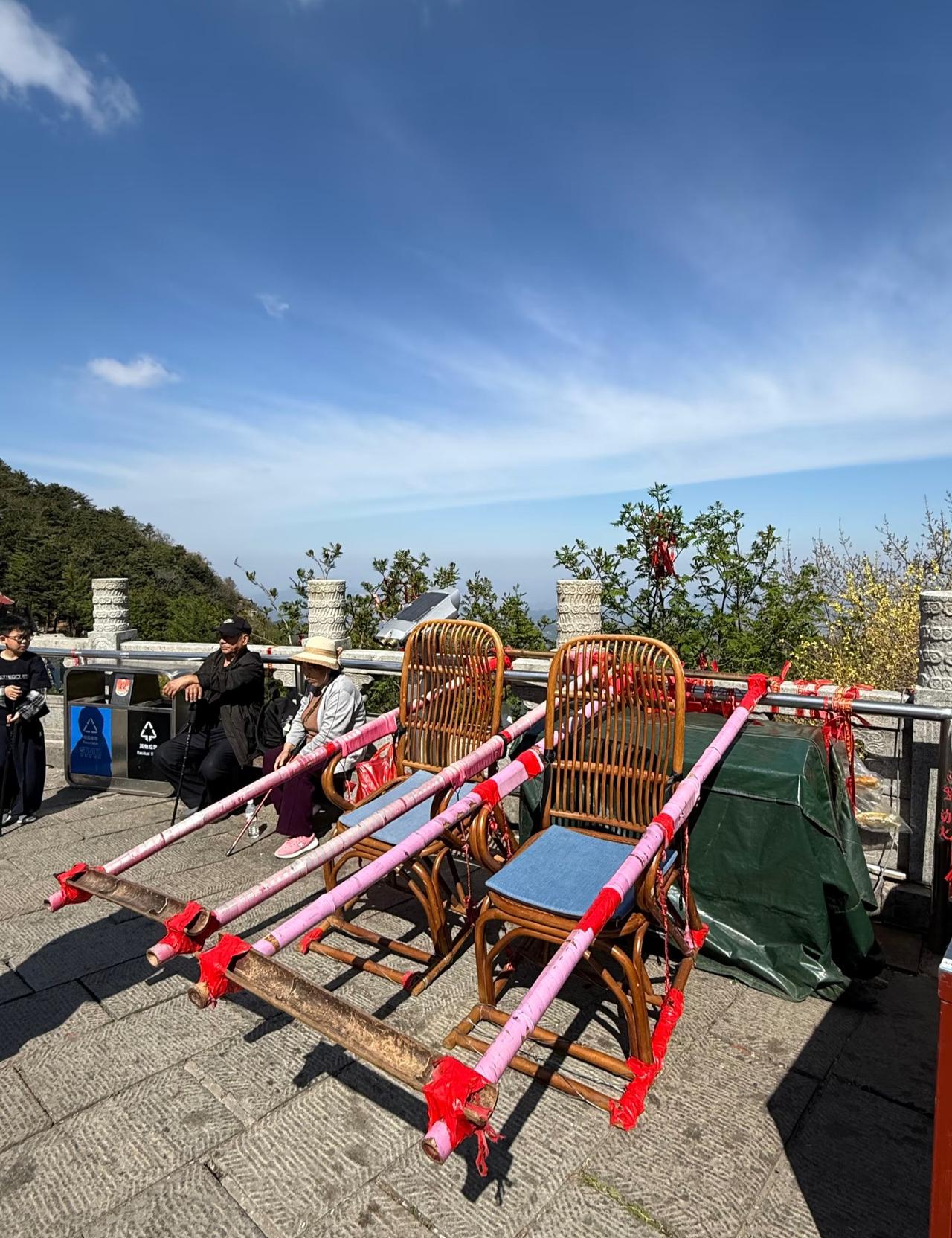 问大家一个问题，
你们觉的花钱坐轿上山合理吗？
这个话题每年都会引发激烈的讨论。