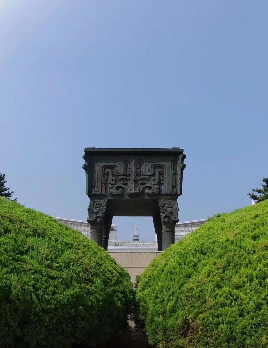 这张南京师范大学百年九鼎的照片，藏着历史传承与学府精神的厚重内涵：
1. 古今对