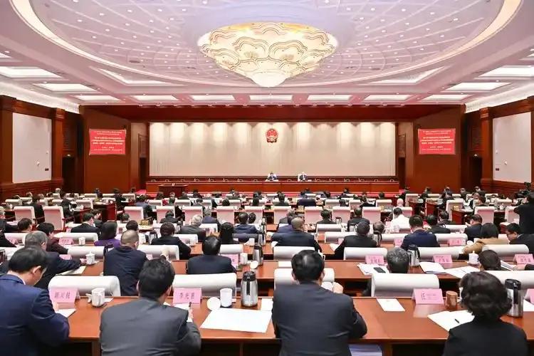 A股、港股和美股在看到两会政府工作报告后的反应分别如何？今天我们就从资本市场的角