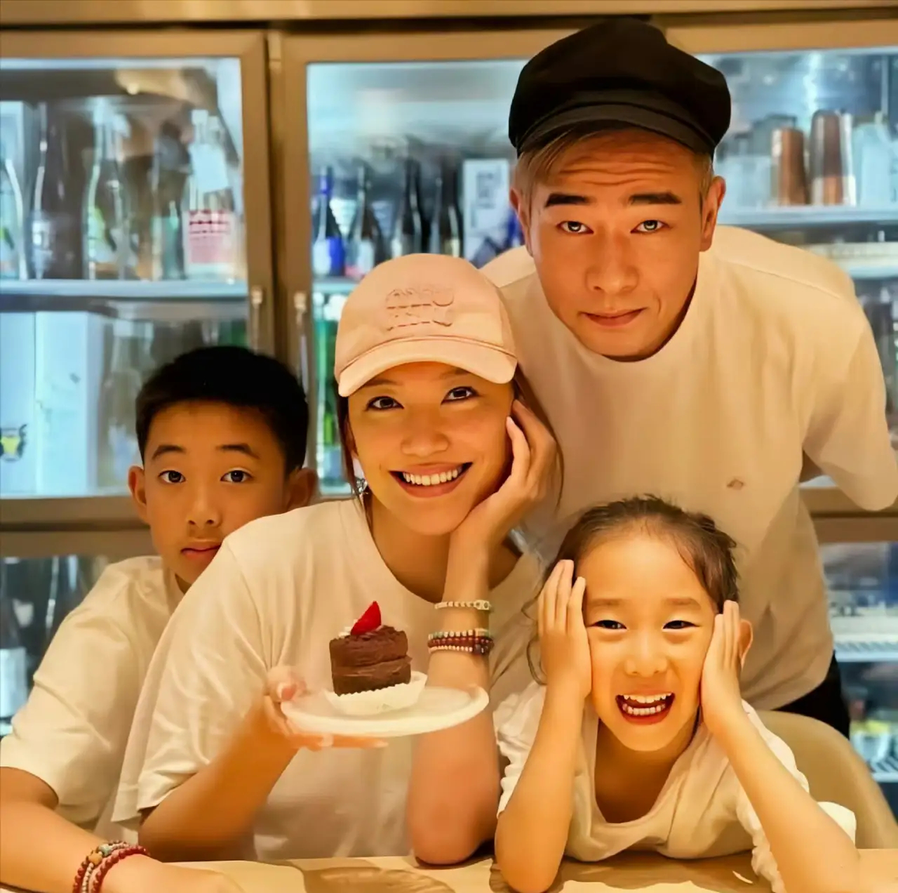 陈小春和应采儿的小儿子在幼儿园全英文主持了毕业典礼 