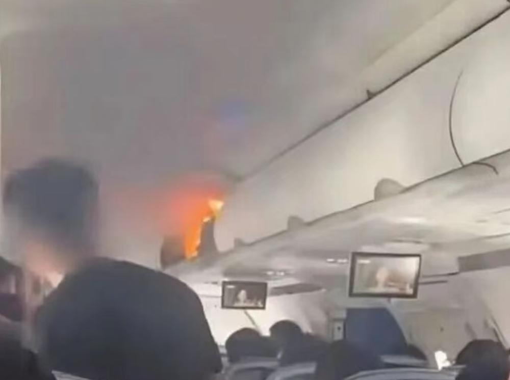 18日CA139航班在飞行途中突发旅客行李架上手提行李内锂电池自燃，给旅客带来损