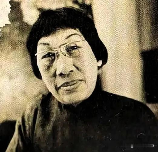 公元1908年，十三岁的张玉良被亲舅舅送进了芜湖一家妓院，看到她的长相，老鸨直皱