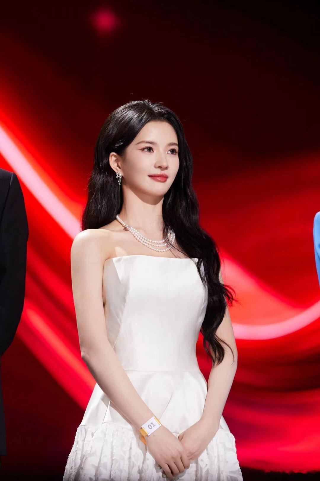 #硬糖少女303##刘些宁# 今日份糖妹新鲜物料刘些宁爱奇艺尖叫之夜工作室更新内