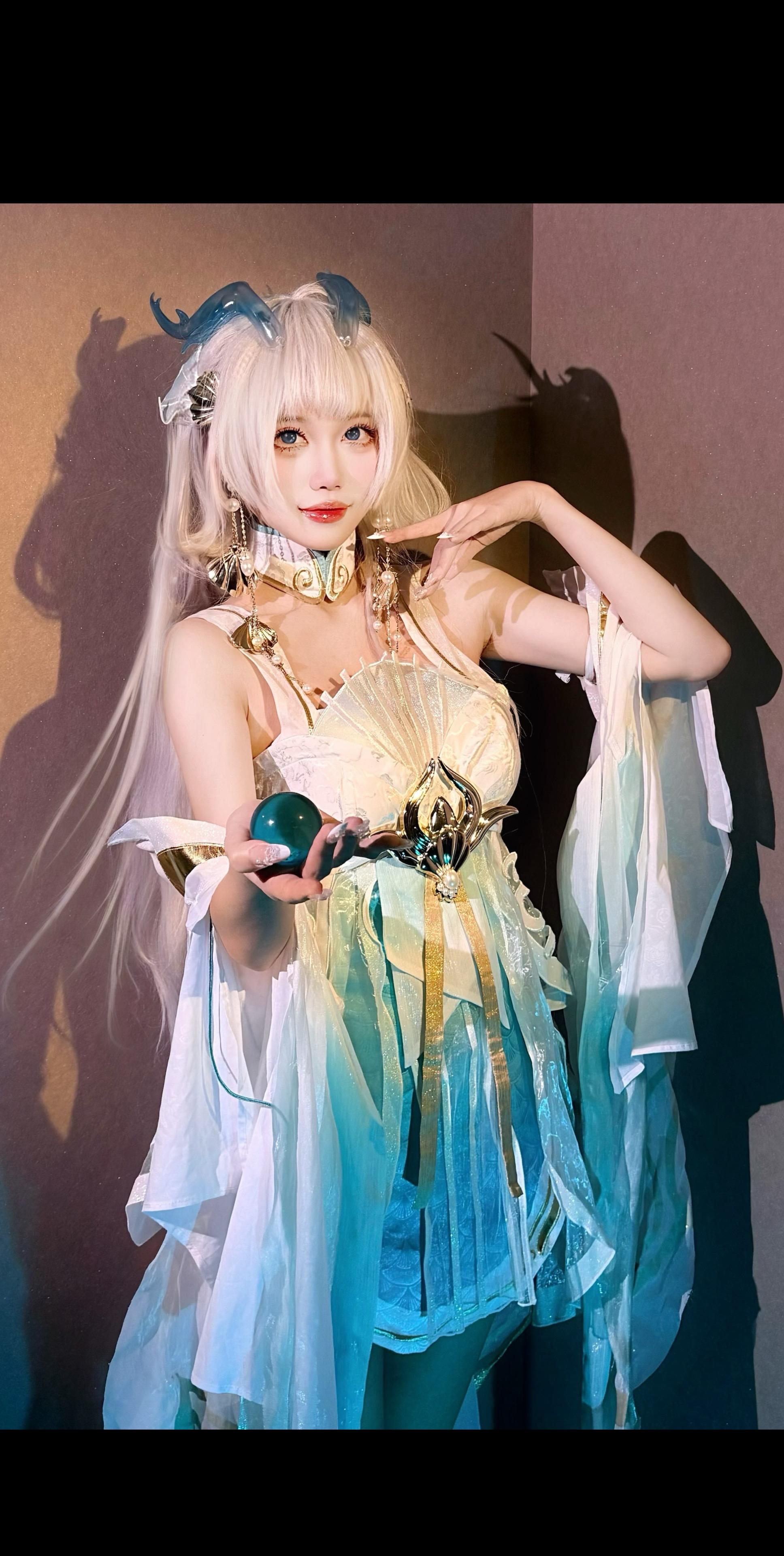 清河海风溶溶月色 共赏之人就在身侧。