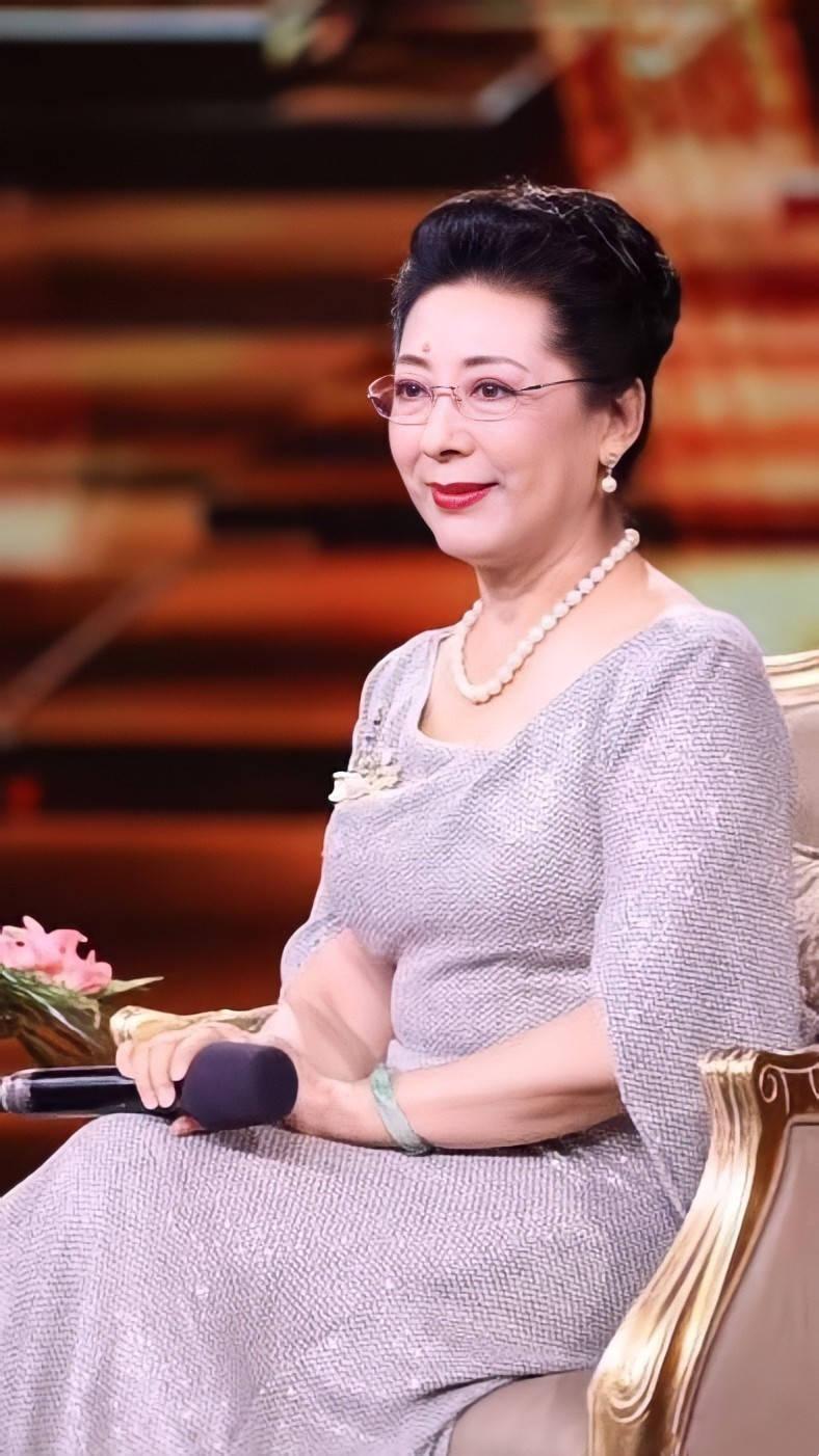 这位女高音歌唱家，70岁依旧气质优雅，她说“喜欢老歌的都是中老年人了，我们那时候