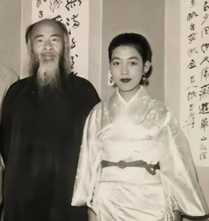 1953年的一天，18岁的山田喜美子站在53岁的张大千面前，脱下所有衣服，涨红着