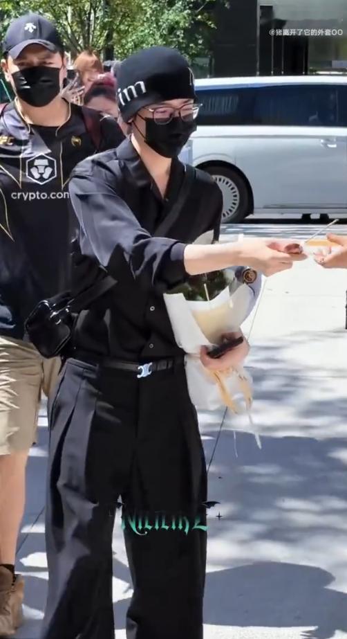 侯明昊雀骨山楂糕剧宣 侯明昊为了宣传新剧真的脑洞很大，今天上班带了山楂糕分给粉丝