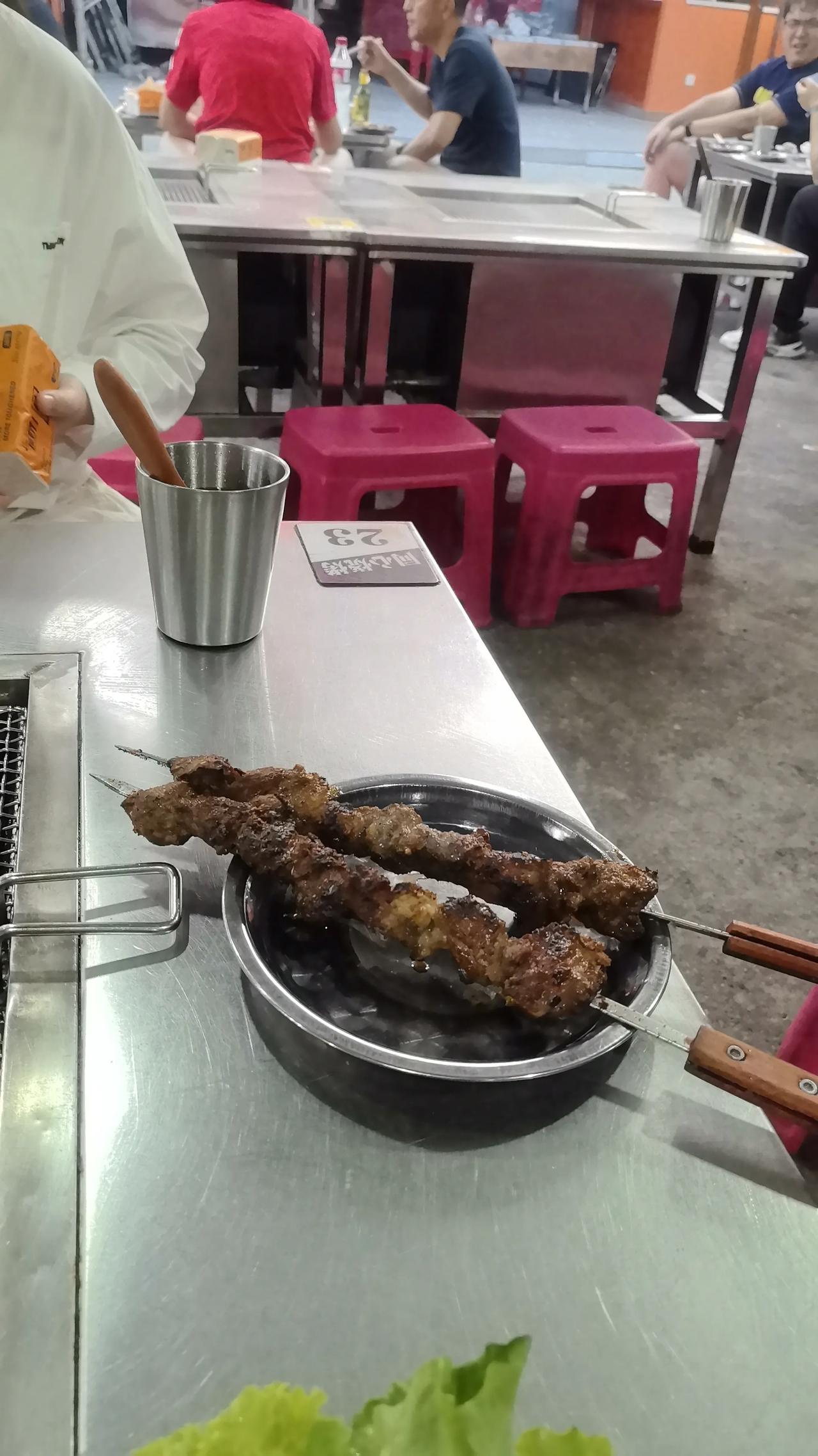 西山区人民西路和梁河路交叉口，河边上这点烧烤还是挺火爆的。味道也还可以，就是有点