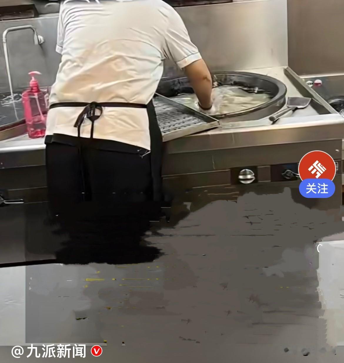 近日，南京信息工程大学附属幼儿园，被园内工作人员实名曝光惊天卫生乱象，每一条都突