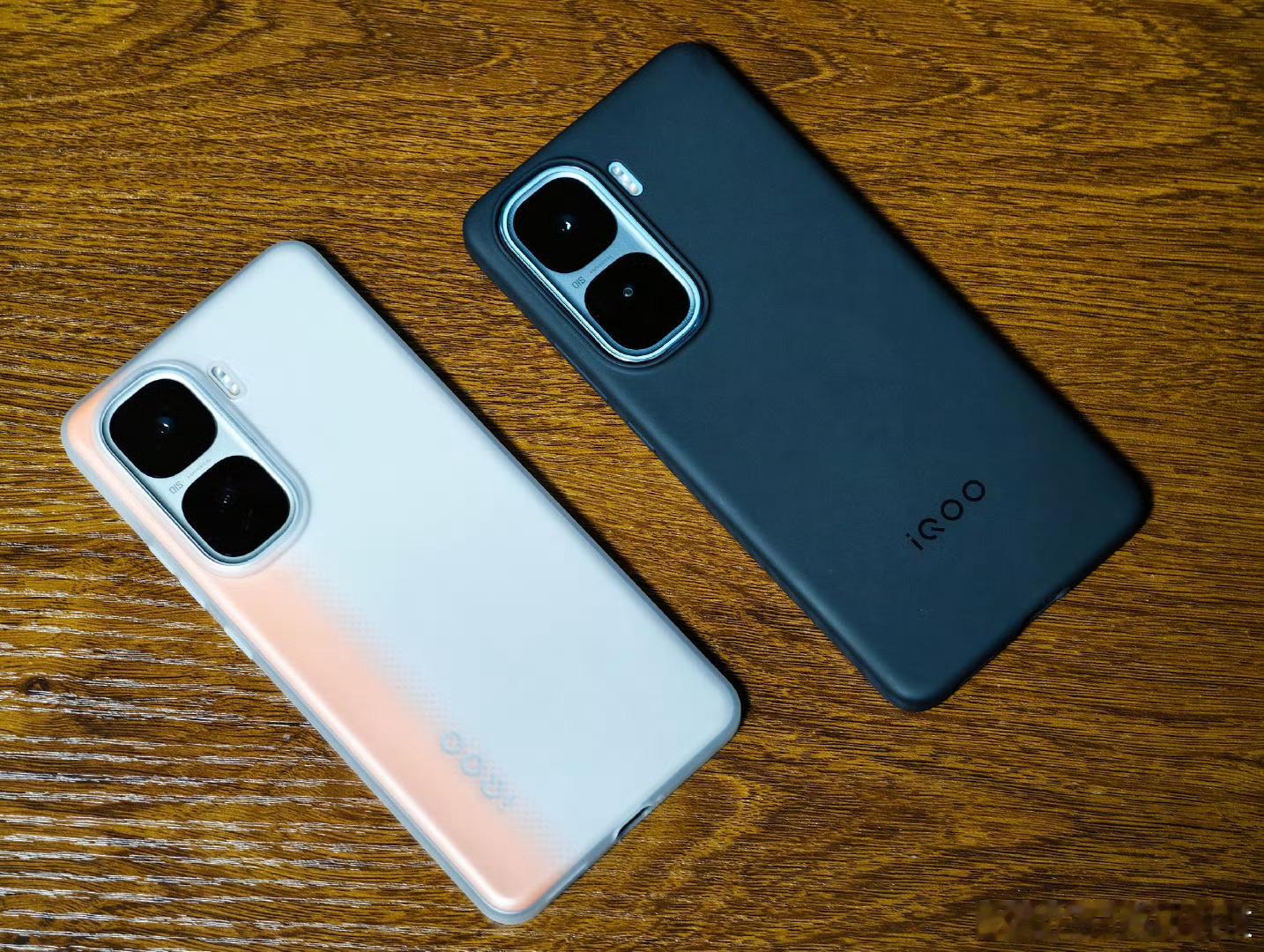对了，因为屏幕变大了，这次iQOO Neo10 Pro+和iQOO Neo10 