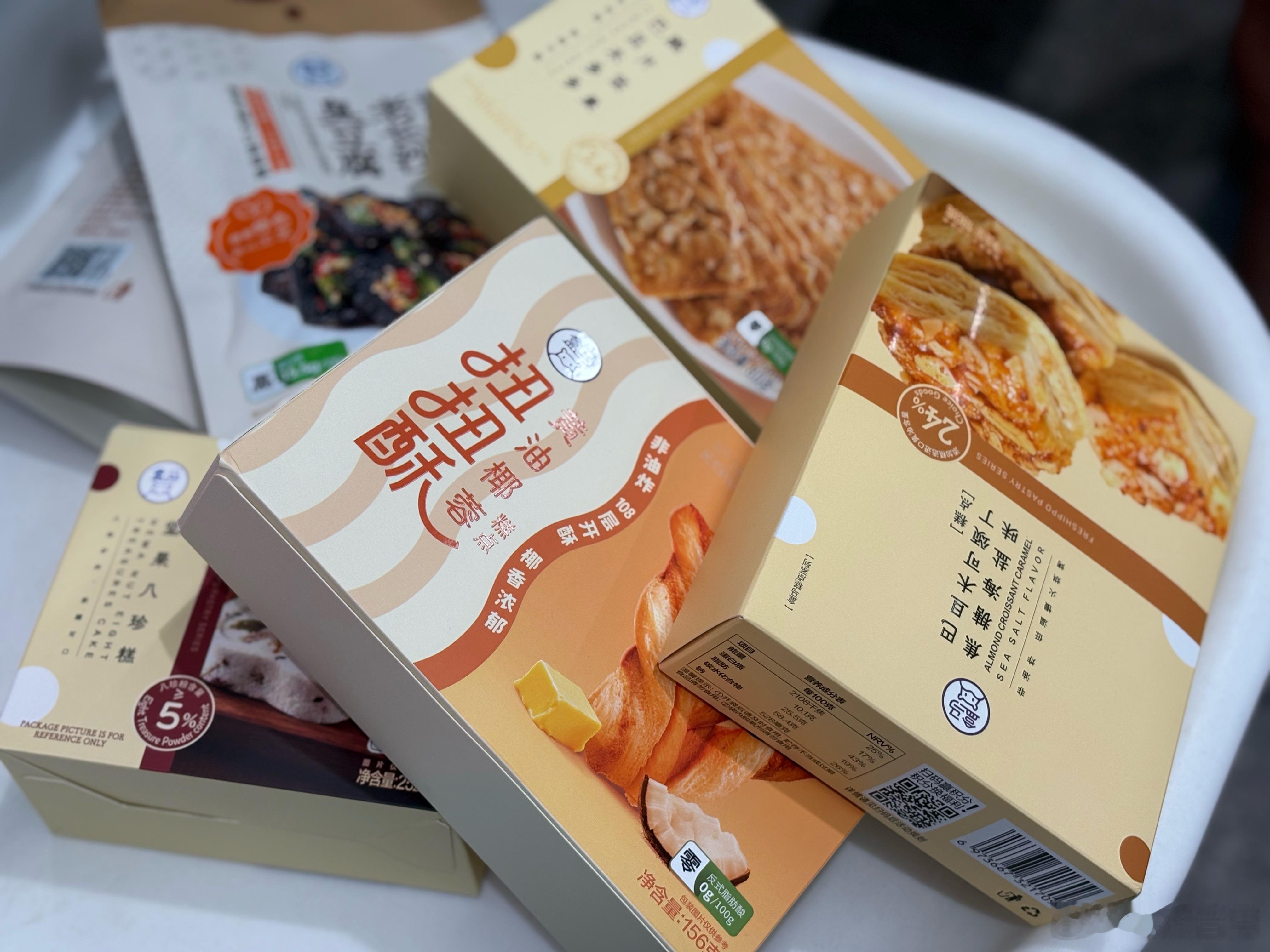 有时候感觉我对象很像宠物…周末我要出去见合作方吃饭，就给他买这些东西放家里，他可