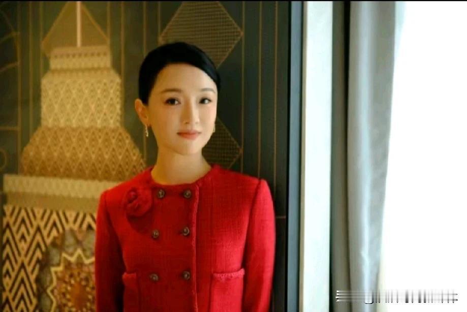 周迅在2024年电视剧品质盛典上荣获“年度卓越品质之星”奖项。在颁奖典礼上，她感