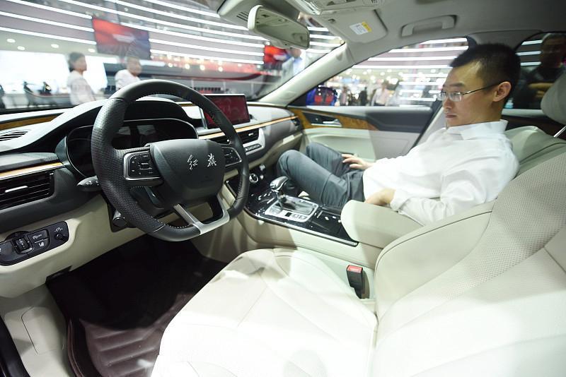 前几天陪朋友去试驾红旗H5 PHEV，坐进车里第一感觉完全打破我之前对红旗的固有