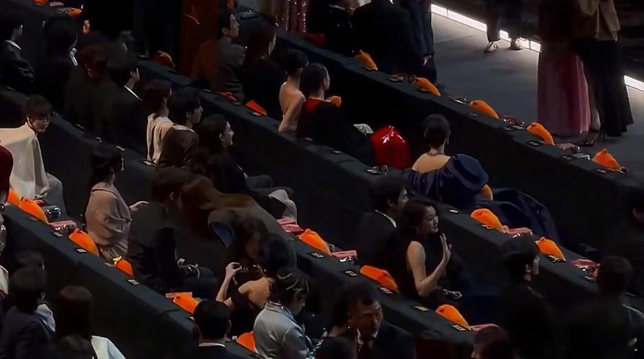 真的好搞笑，杨幂就这样左聊聊右聊聊有人知道唇语吗？很好奇美女都在说什么杨幂身子斜