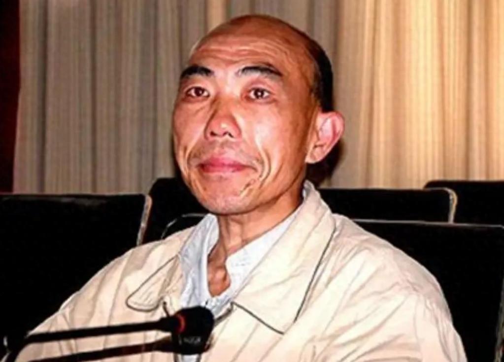 1991年河南鹿邑一位老实巴交的农民胥敬祥，只因在酒桌上热得脱了件外套，露出赶集