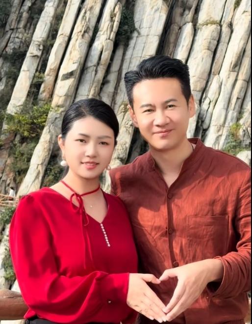 罗姣、徐子崴领着微辣团队的小伙伴们来到了嵩山少林寺，一行人逛得兴致盎然。
对着古