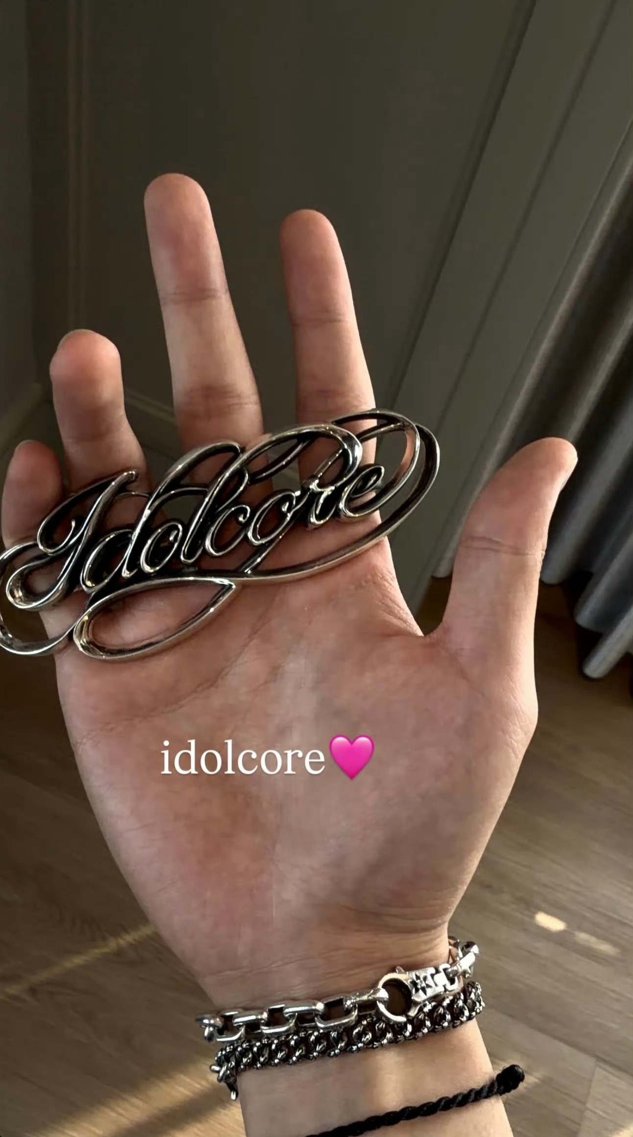 好想牵他手好想跟他十指相扣 