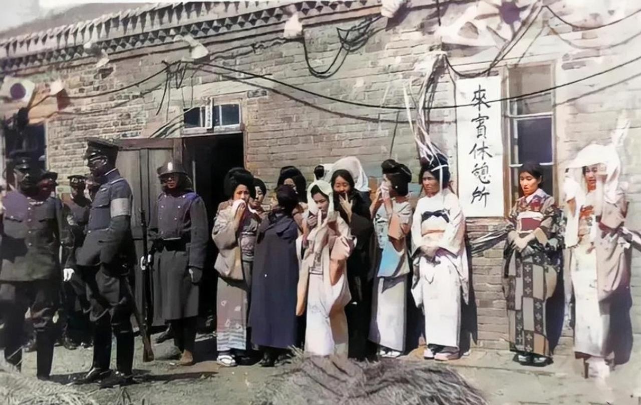 1935年，东北，一群日本关东军和日籍慰安妇，在一个叫做“来宾休憩所”的房子前，