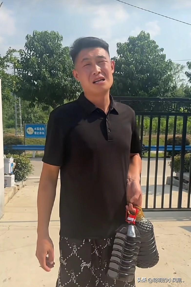 小故事！
    小飞 越来越像半熟不管走到哪里，不捞点 东西是绝不可能回家的。