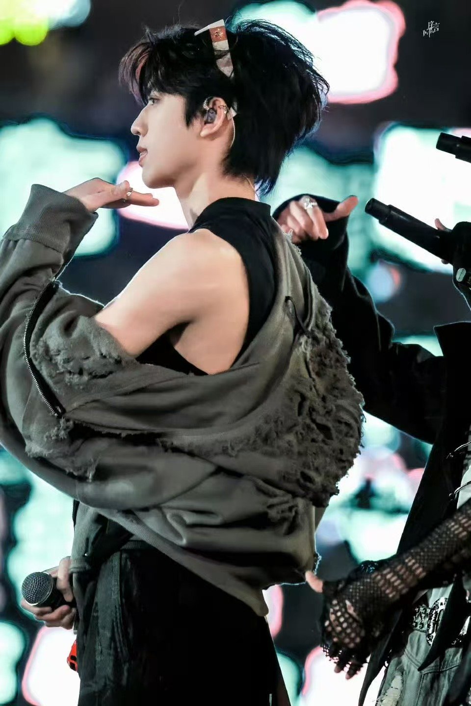 张桂源 原来这就是硬帅帅晕谁了这个小男孩 舞台表现也是绝绝子💛 