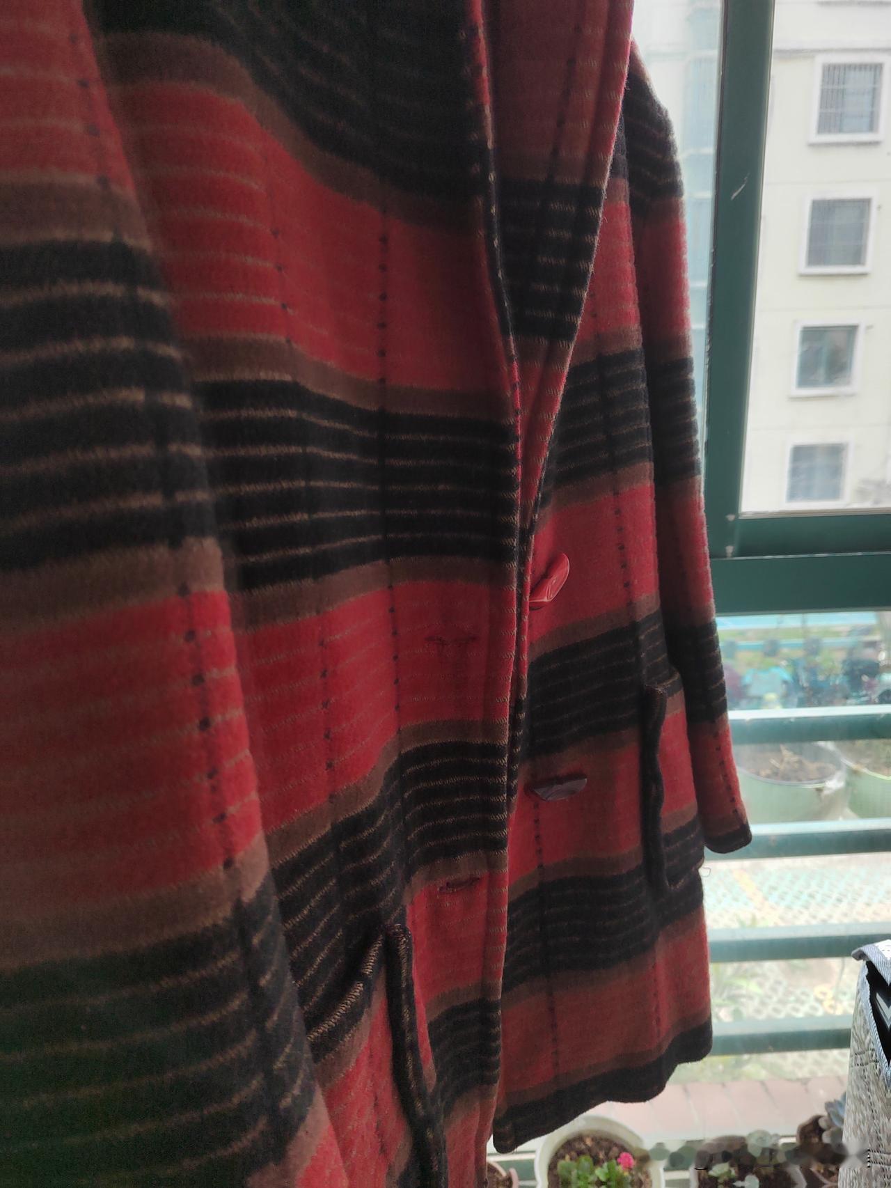 98年的衣服怎么办？
收拾衣柜，把这件衣服又拿了出来。这件衣服比儿子就小一岁。