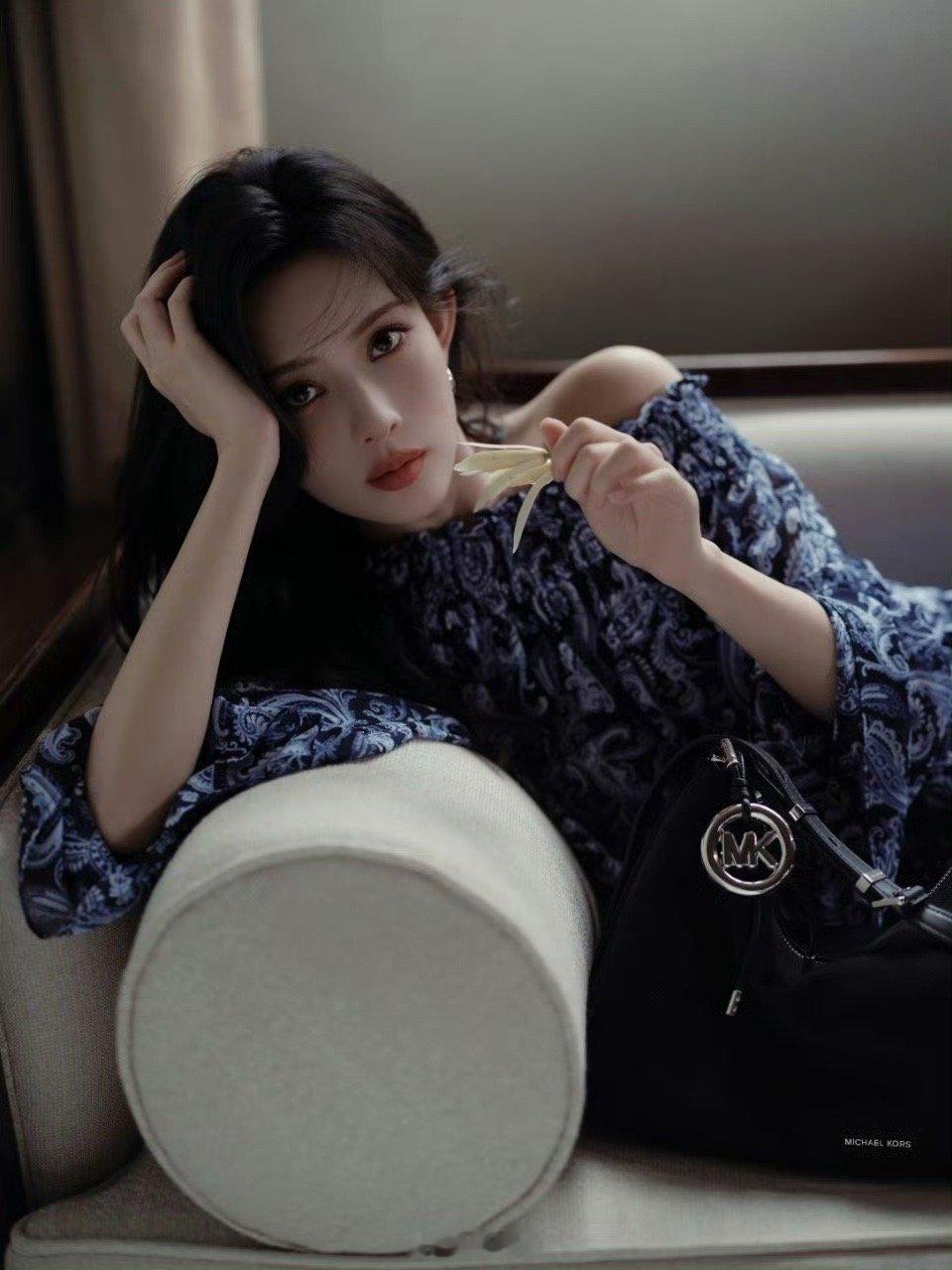 孟子义拿白兰花这张图 孟子义这张手持白兰花的照片太绝！蓝色碎花裙和白兰花的组合，