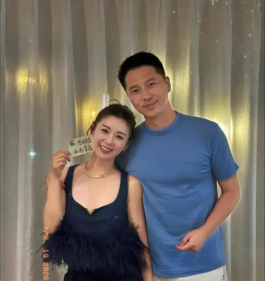 黄轩直接撂挑子不干了。
王雷仗着跟制片人是铁哥们，现场改剧本，把黄轩最炸的戏份全