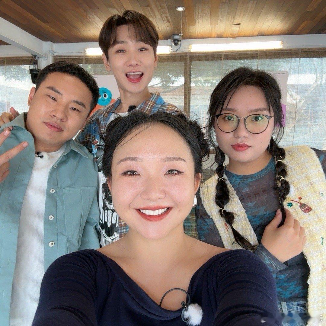 李嘉琦发文告别团建不能停  小辣的告别文字充满眷恋，团建的精彩瞬间已成永恒。期待