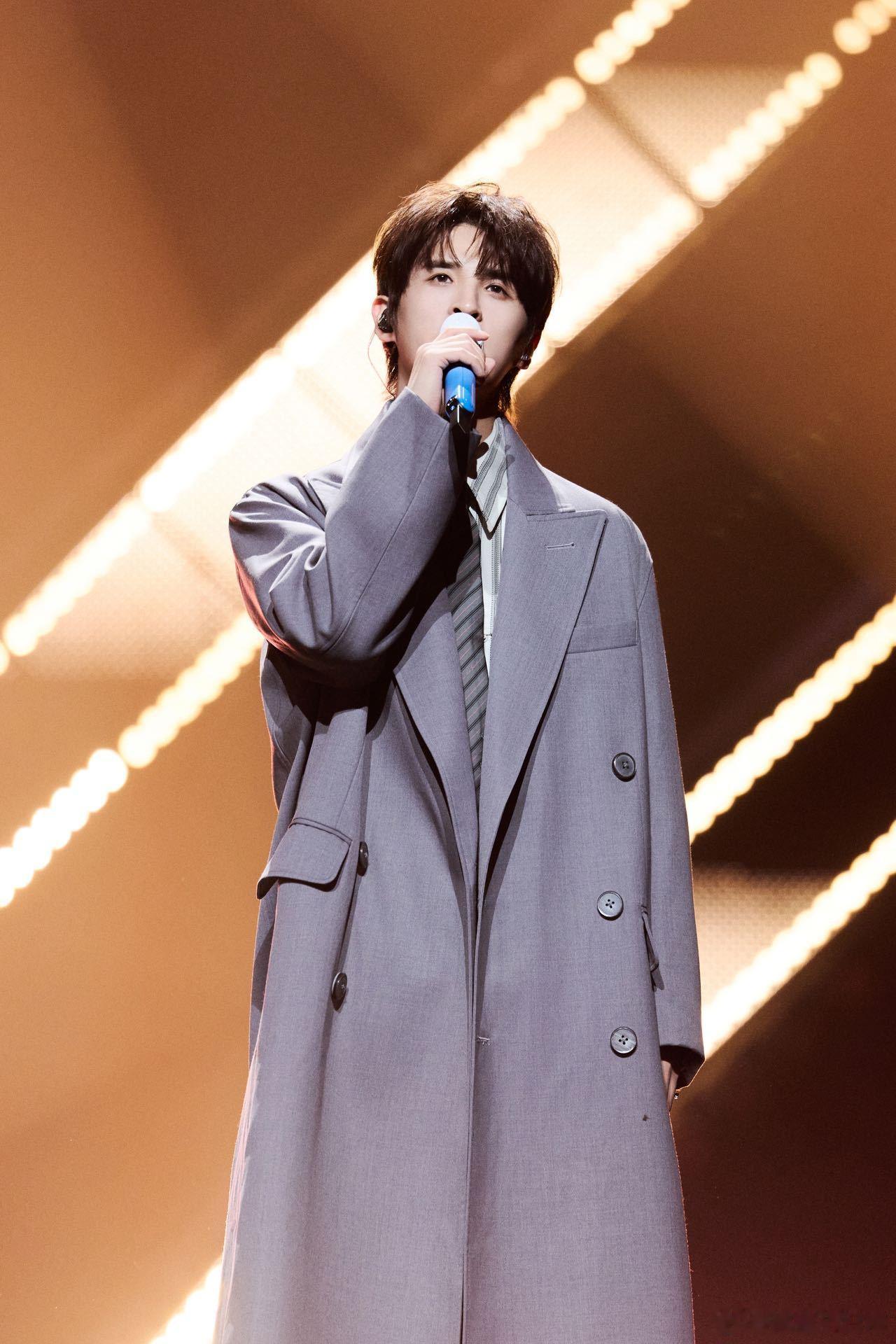 张远刘凤瑶劝你别等了 张远唱“等走了原谅”时，那声音仿佛有穿透力，直接钻进心里。